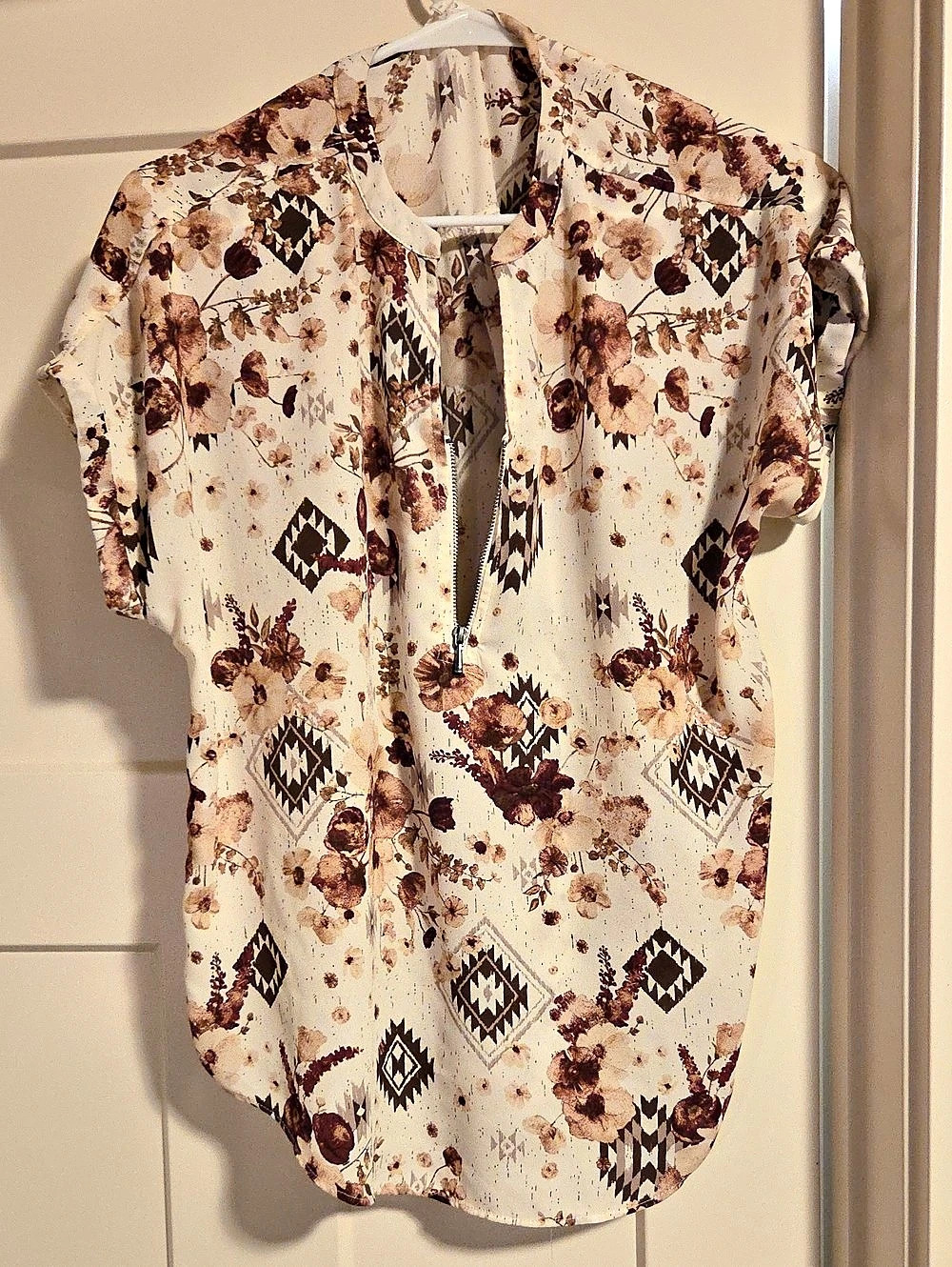 Maurices Floral Short Sleeve Blouse in Cream & Brown Size Small Like New